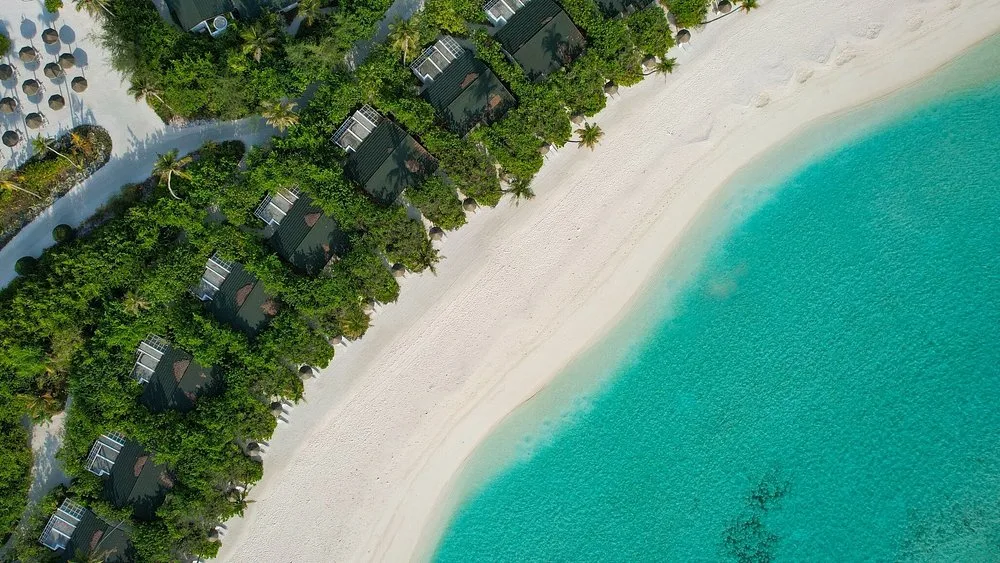 Joy Island Maldives: Бассейн и пляж 7